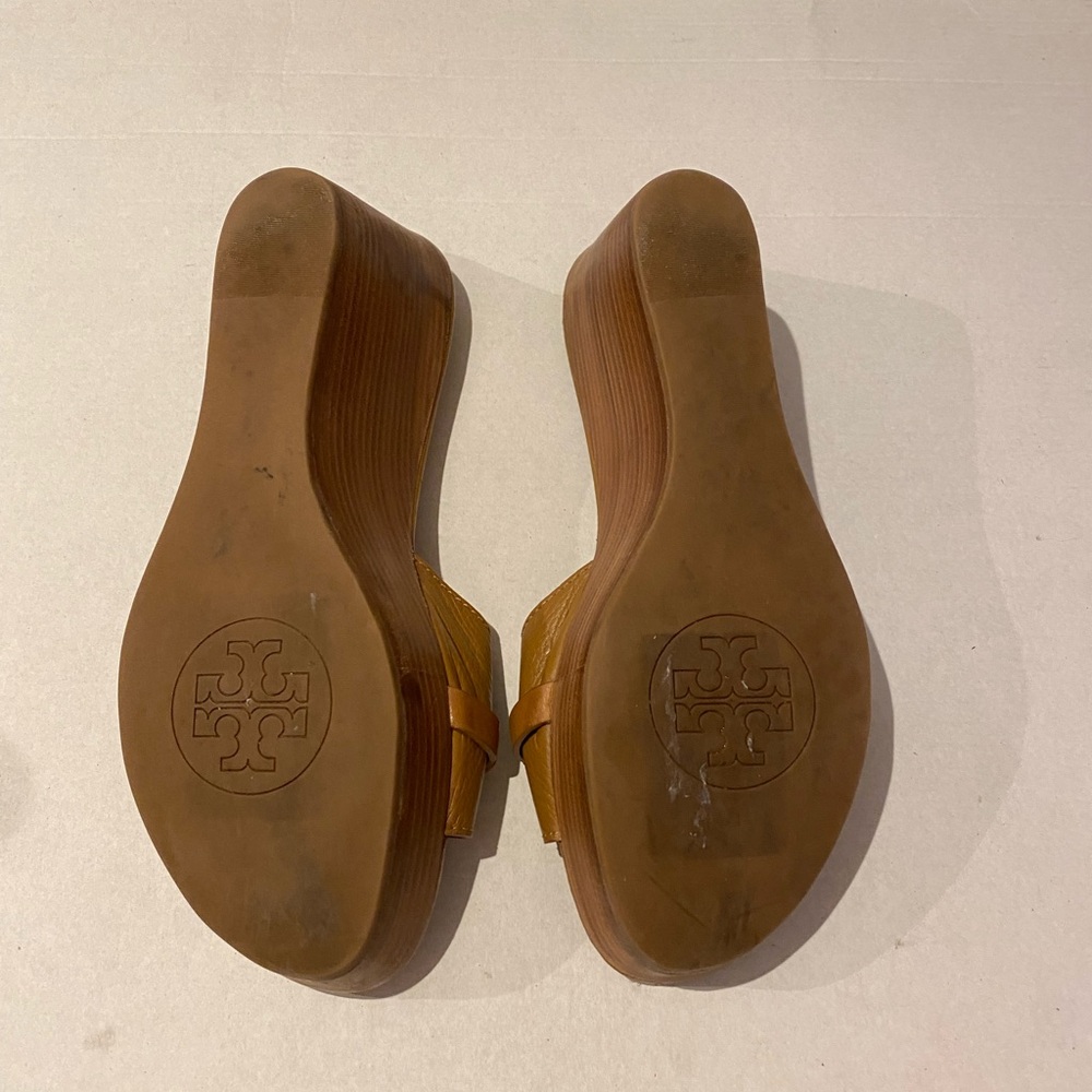 Authentic TORY BURCH Miller Tan & Gold Wedge Leather Sandals Heels SZ 8 1/2 US - Picture 11 of 14